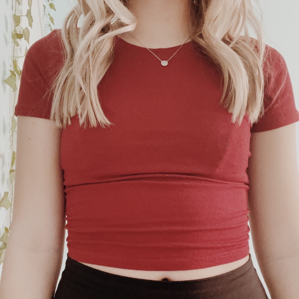 maroon crop top